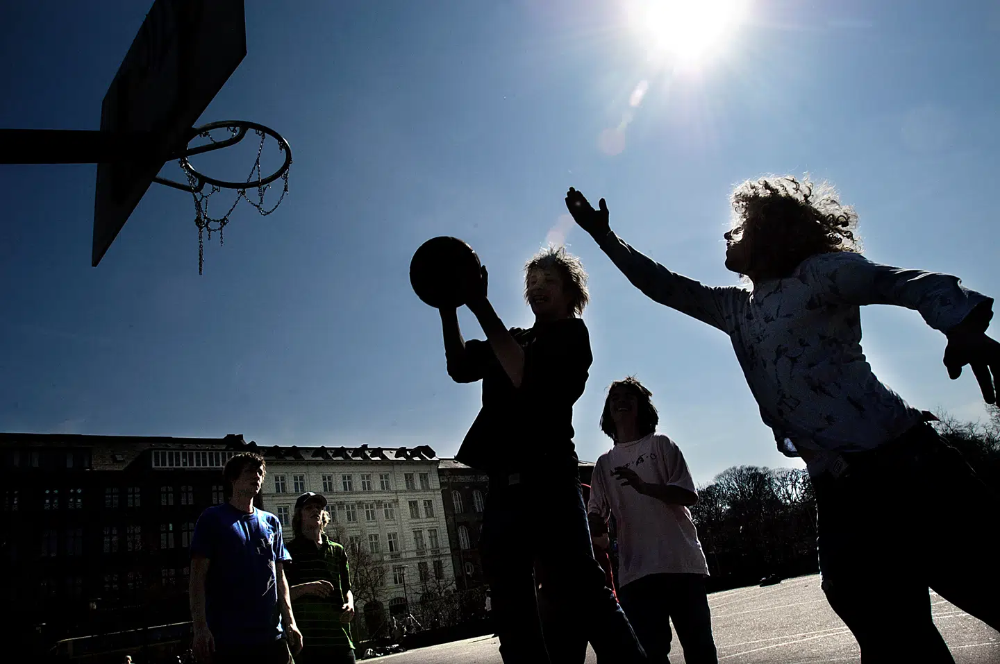 Et nyt britisk, videnskabeligt forsøg viser, at det kan gøre en forskel, hvor man dyrker motion. Her er det unge på Israels Plads i København, der spiller basket.