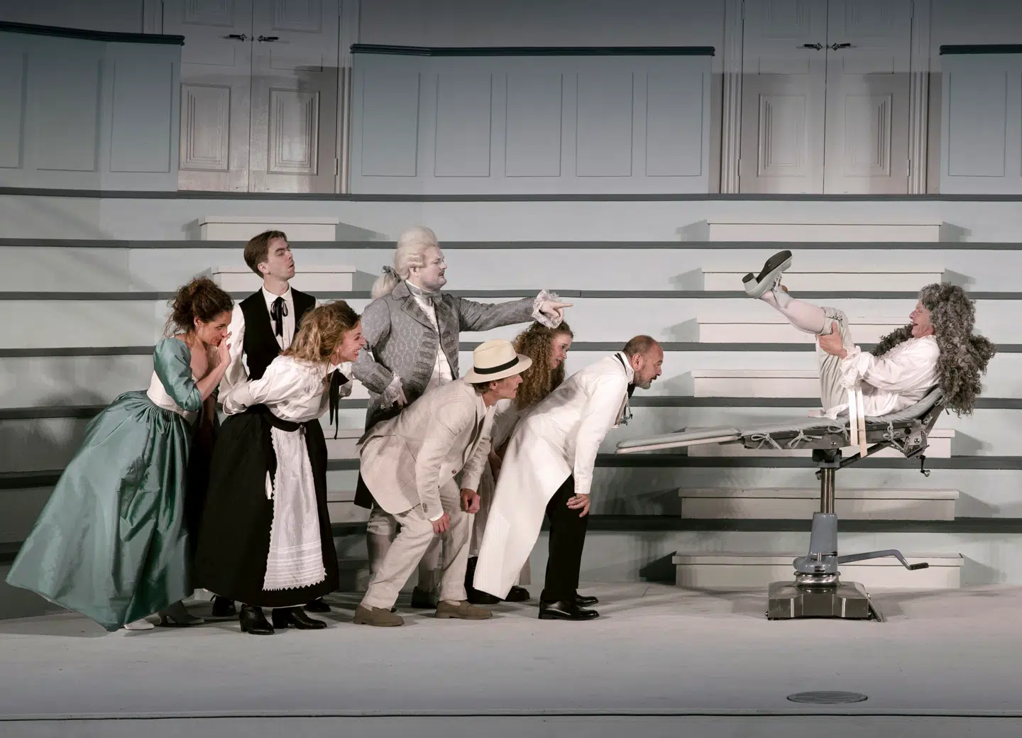 Alt er i balance i Grønnegårds Teatrets forestilling, hvor det hele drejer sig om Argans velbefindende, indtil idiotien bankes på plads.