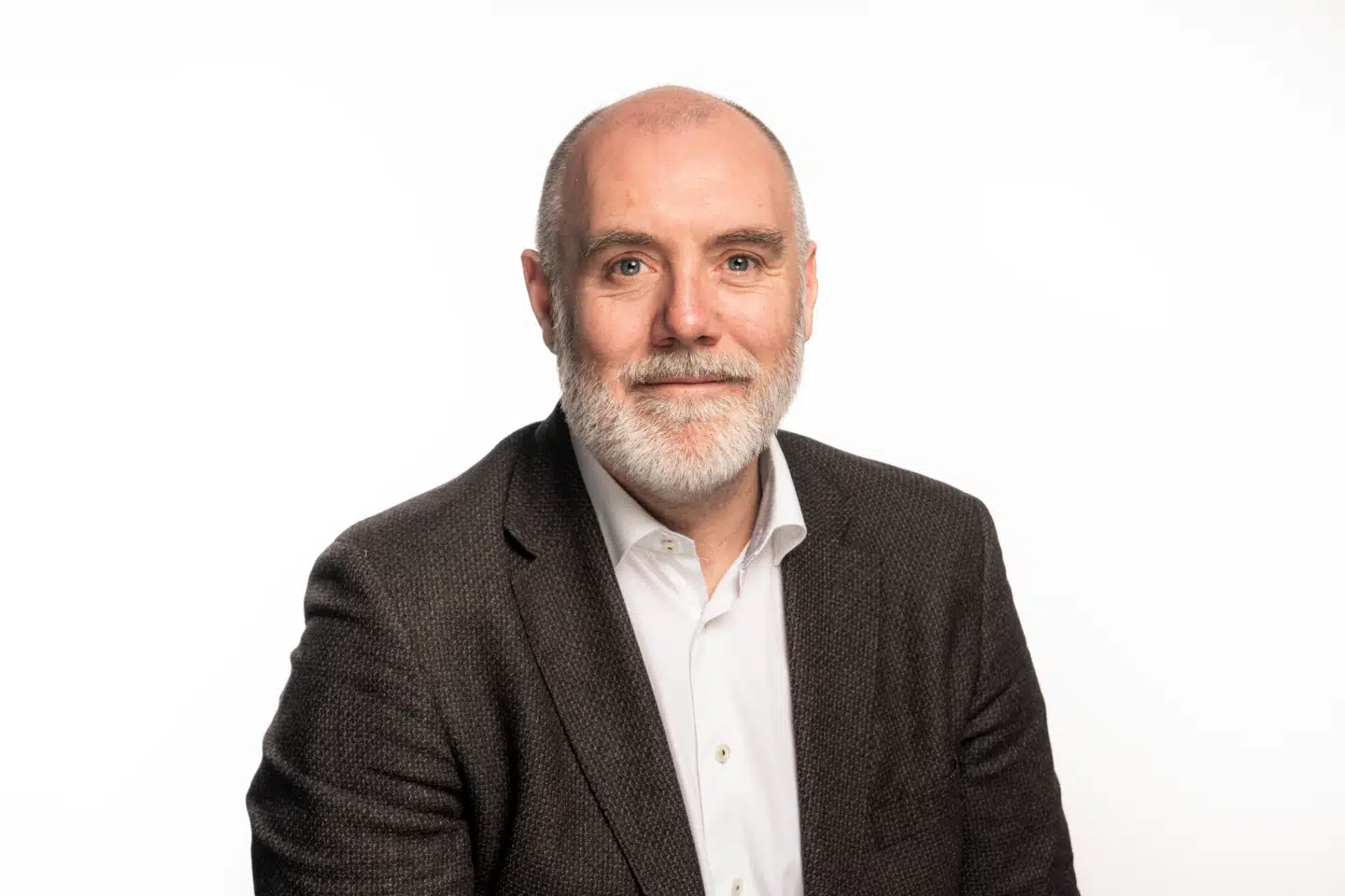 Christian Hüttemeier har både ansat unge med imponerende karakterer og dem med frivillig erfaring – og peger på, at begge veje giver vigtige kompetencer.