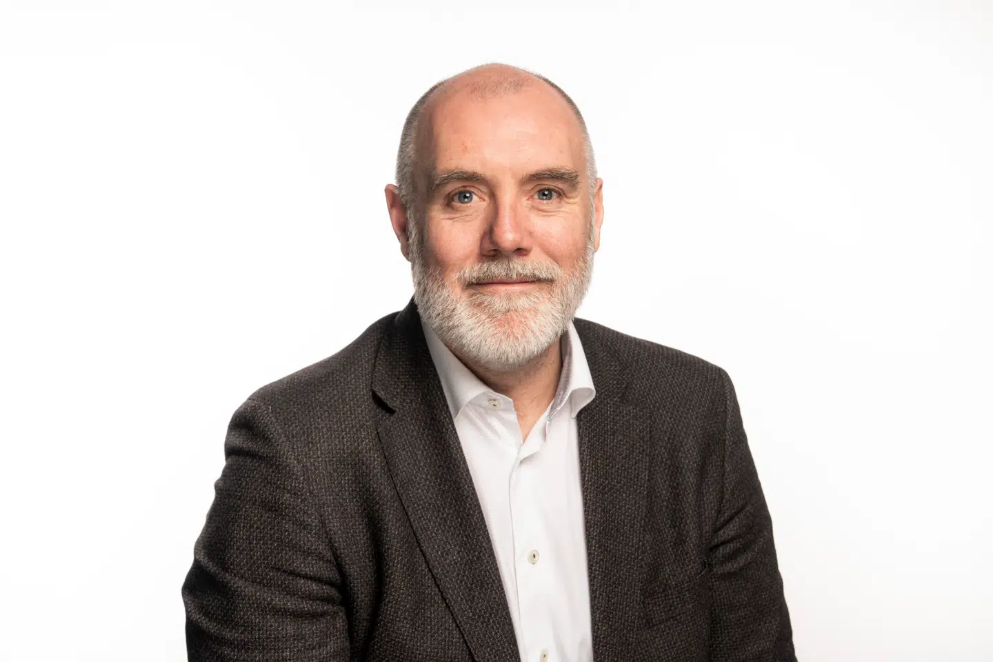 Christian Hüttemeier har både ansat unge med imponerende karakterer og dem med frivillig erfaring – og peger på, at begge veje giver vigtige kompetencer.