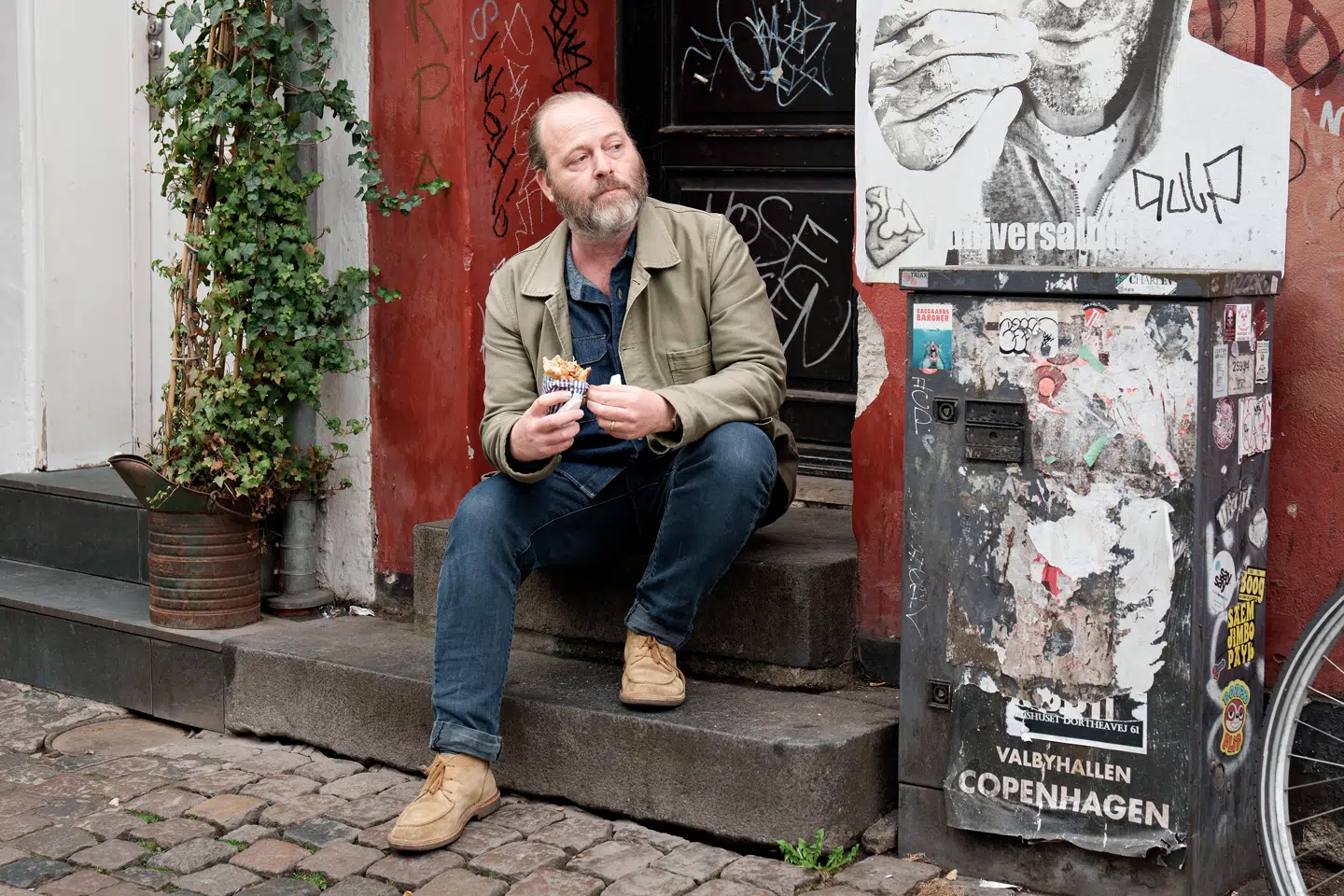 Hvis du spiser en hurtig gyros på en trappesten, behøver du ikke klæde dig i kjole og hvidt, men når man tager på en finere restaurant, så er det god stil lige at stryge en skjorte, skriver gastronomiredaktør Søren Jacobsen Damm.