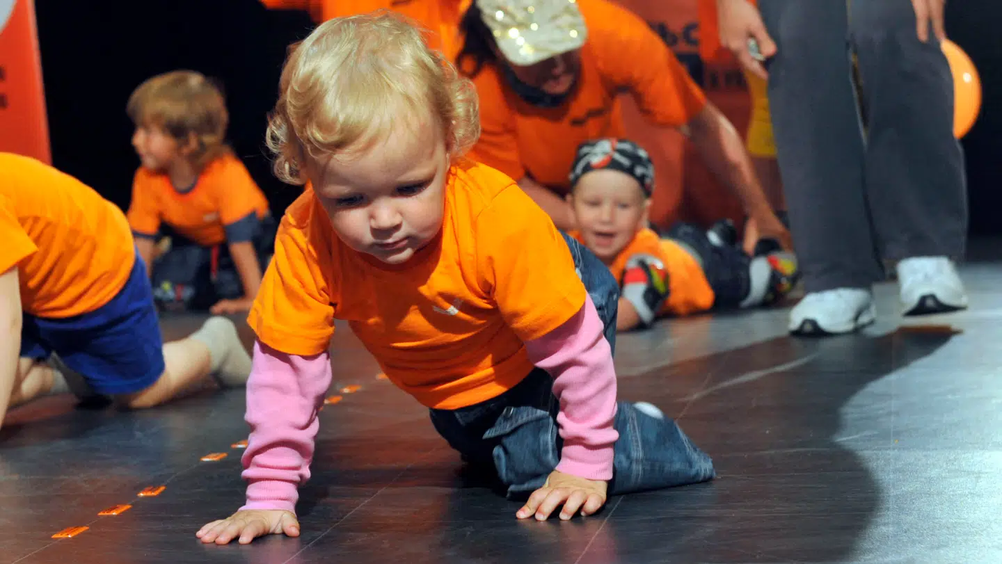 Der er stor forskel på, hvor tidligt børn rejser sig og tager deres første skridt.