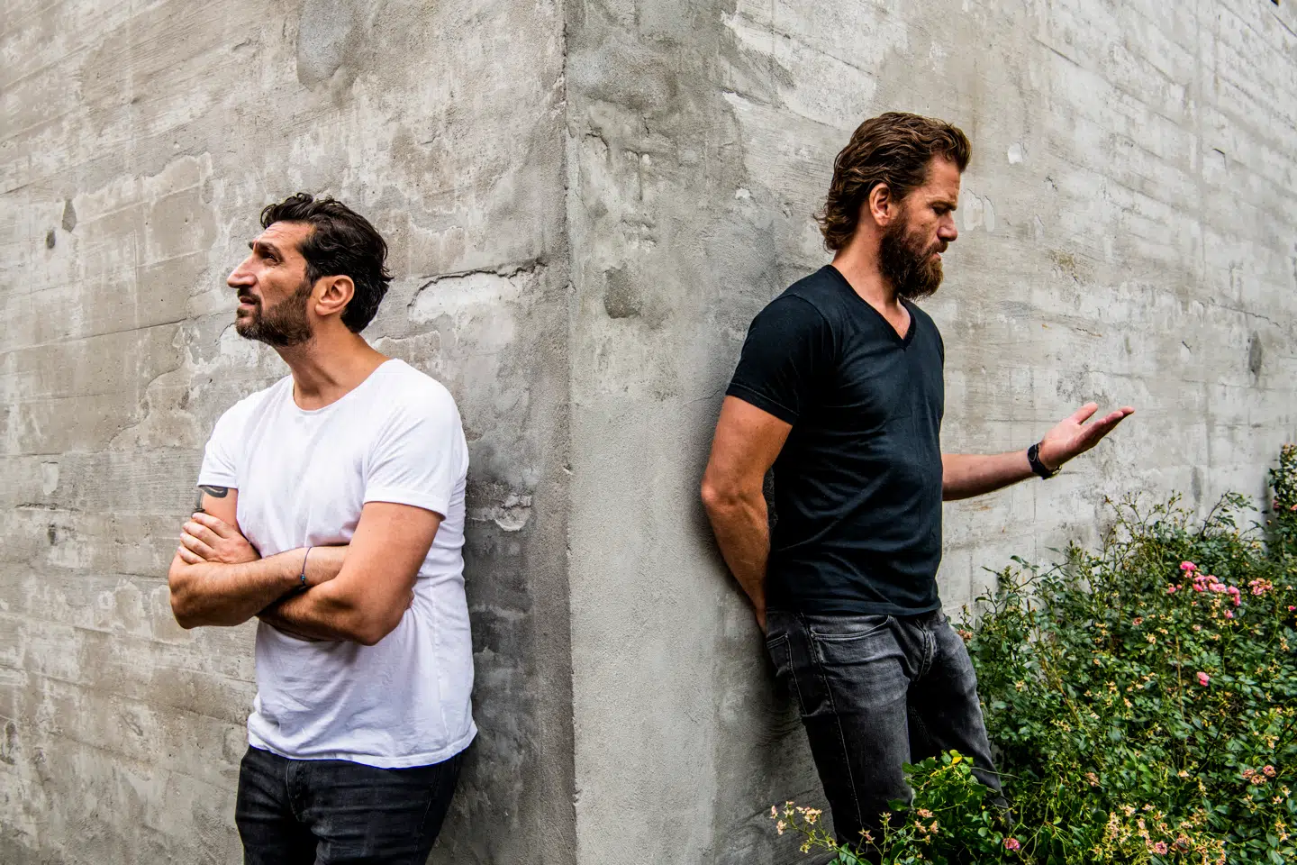 Krimien er, i denne forstand, en spirituel genre forklædt som spændingslitteratur. Den tilbyder os en søgen – ikke efter det endelige svar, men efter det, vi har mistet: opmærksomhed, følsomhed, mening. Selveste sandheden, skriver Finn Janning. På billedet ses Nikolaj Lie Kaas og Fares Fares I forbindelse med thrilleren »Journal 64« der er den fjerde film baseret på Jussi Adler-Olsens bestsellers om Afdeling Q, hvor de spiller Carl og Assad.