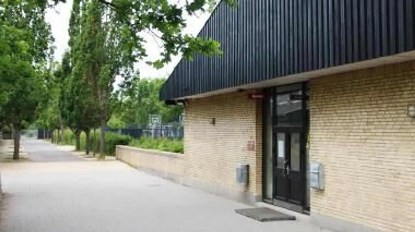 Det var på Egeleundskolen i Albertslund, at to muslimske lærere ikke ville give hånd til en mandlig kollega.