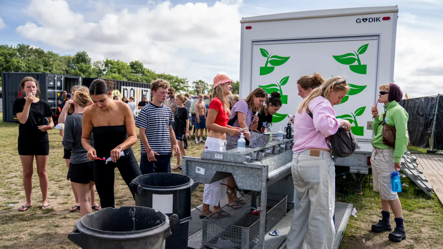 Tirsdag aften var toiletvognene på F-området af Roskilde Festival lukket af i længere tid. Rygterne gik på strejke – nu forklarer direktøren, hvad der var op og ned med tirsdagens langstrakte toiletproblemer.