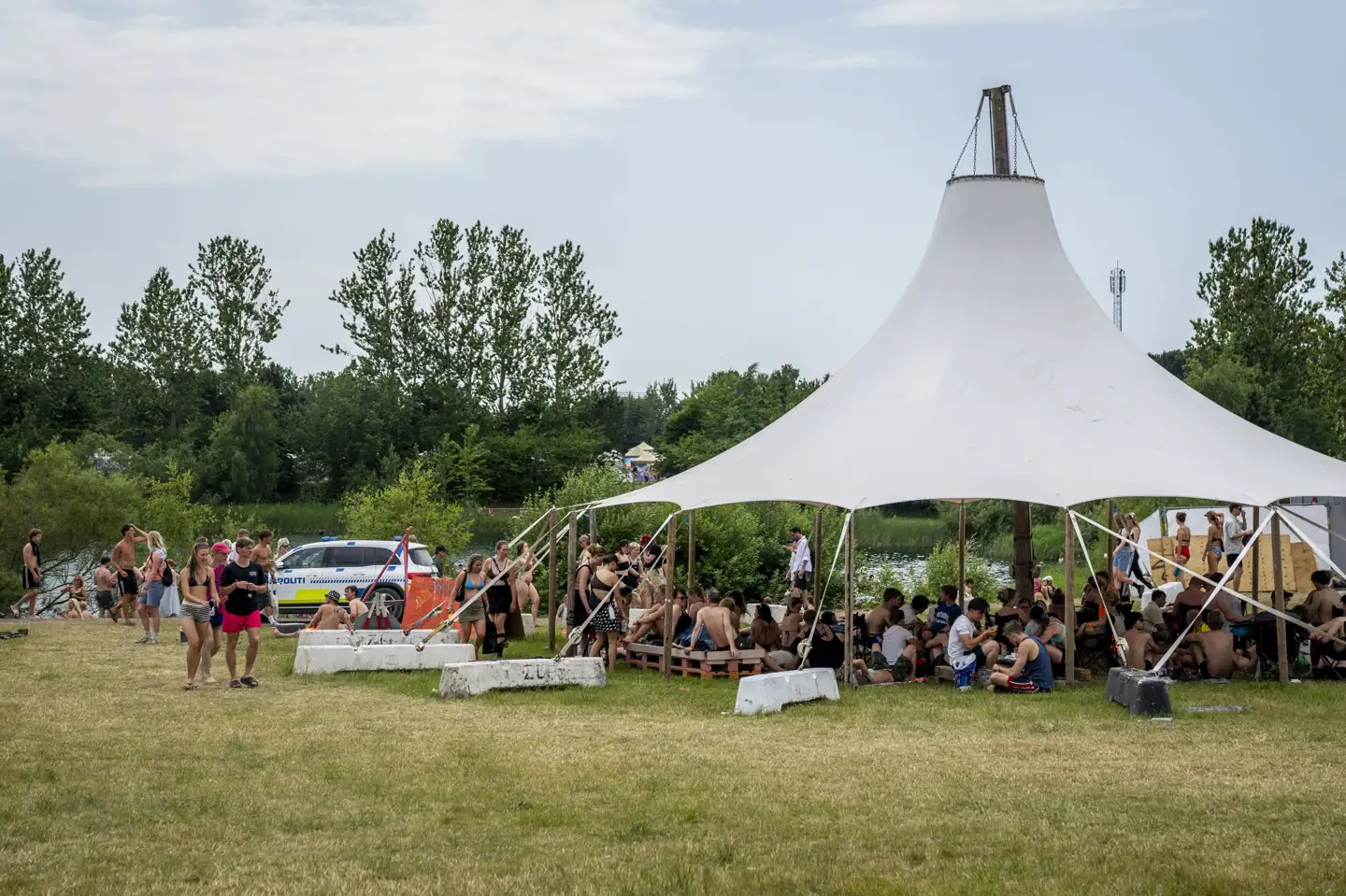 Festivalgæster søger skygge på Roskilde Festival på en mildt sagt varm onsdag.