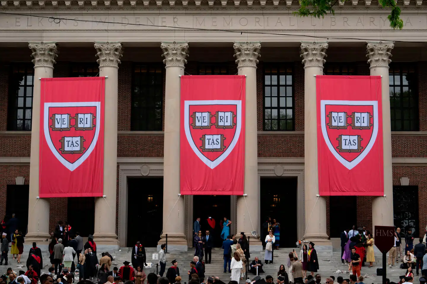 Harvard University har i årtier været et symbol på amerikansk uddannelsesekspertise og en magnet for verdens bedste talenter. Nu truer Trump-administrationens politik med at undergrave universitetets internationale appel og dermed USAs position som global vidensleder.
