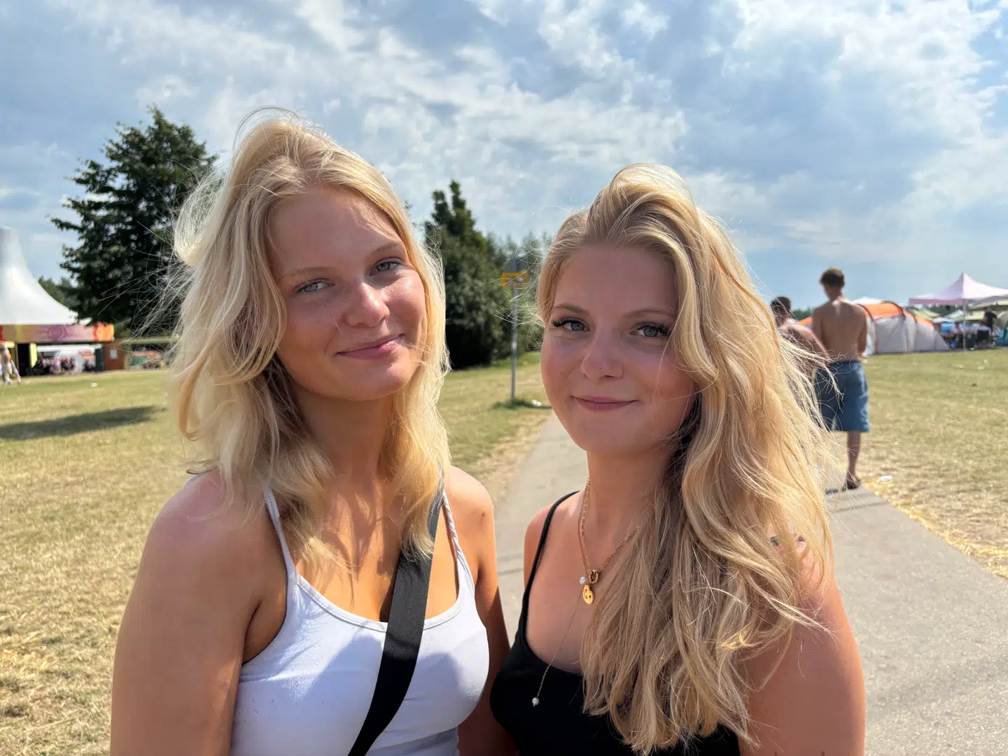 Efterskoleveninderne Wilma Torp og Livia Islandi havde det varmt onsdag.