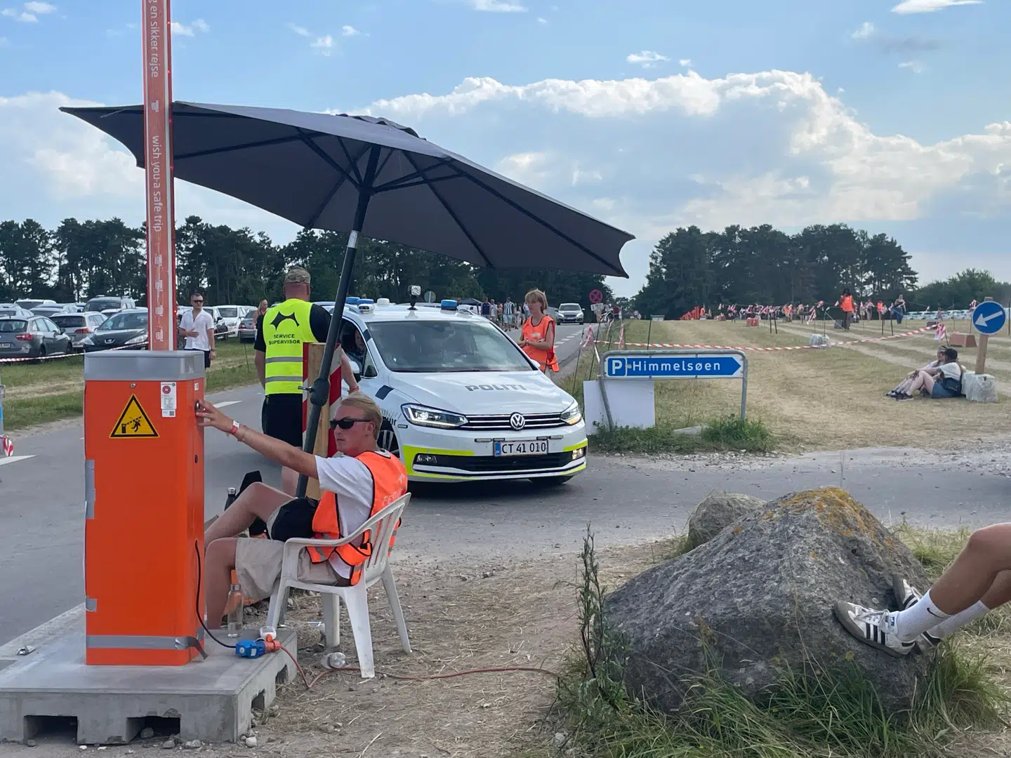 Onsdag var politi og redningsfolk massivt til stede ved Himmelsøen, lige i Roskilde Festivals udkant. Her har en 17-årig mand mistet livet efter en drukneulykke, bekræfter politikredsen nu. Foto: Lykke Buhl.