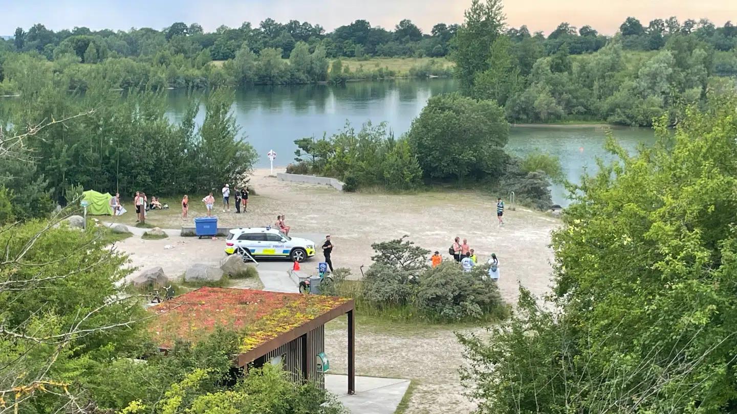 Onsdag var politi og redningsfolk massivt til stede ved Himmelsøen, lige i Roskilde Festivals udkant. Her har en 17-årig mand mistet livet efter en drukneulykke, bekræfter politikredsen nu. Foto: Lykke Buhl.