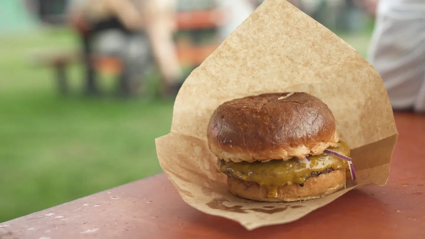 Sådan så burgeren ud på Roskilde Festival i 2025. Berlingske gav seks stjerner til Burgerbaren.