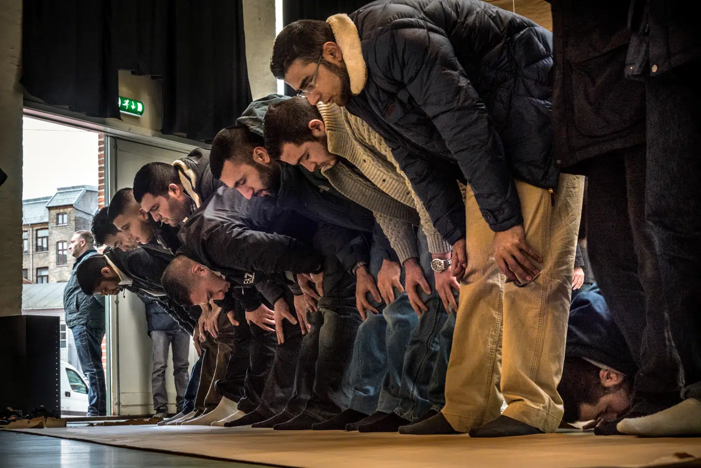 Desværre er den slags kønsopdeling ikke et særsyn til islamiske arrangementer. Det var til gengæld den massive transportable skillevæg, som moskeernes frivillige møjsommeligt havde sat op for at kløve Korsgadehallen i to kønsopdelte halvdele, skriver Christian Marcussen. På billedet ses et debatmøde af Hizb ut-Tahrir, hvor kvinder og mænd sidder adskilt af en skillevæg.