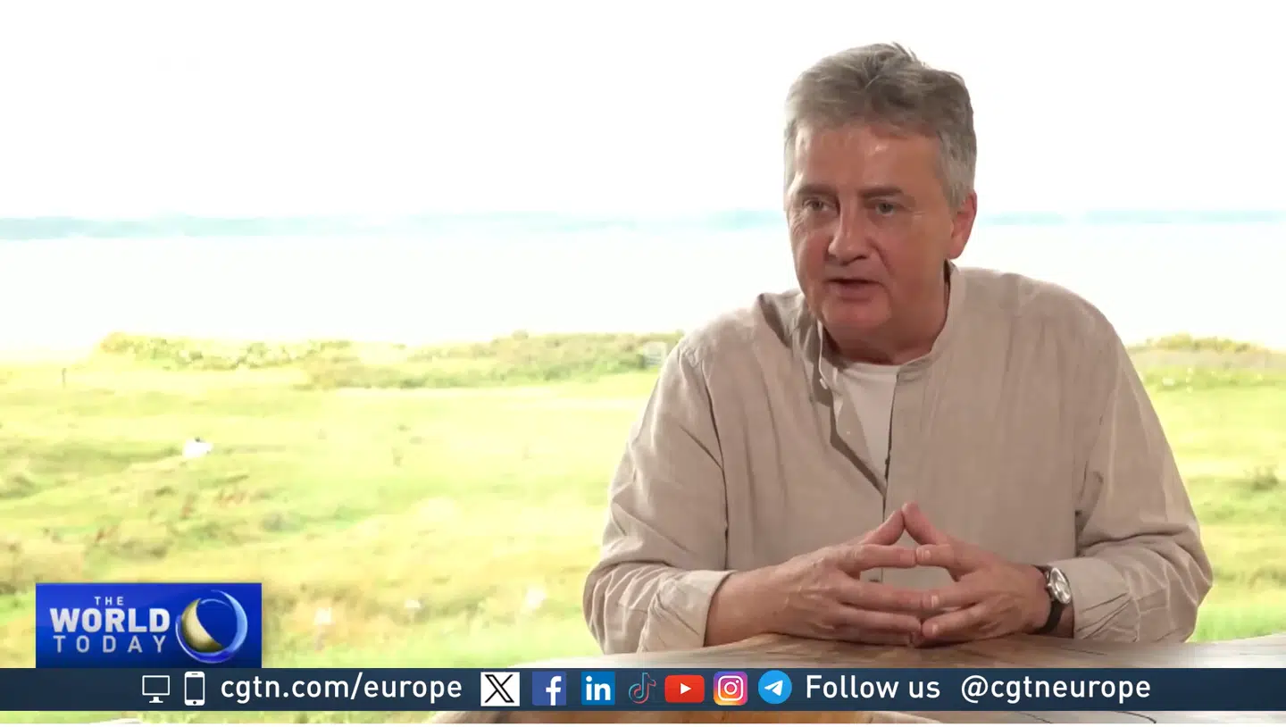 Timothy Jacob Jensen er en af flere danske medvirkende på den engelsksprogede kinesiske kanal CGTN. Han ser intet problem i at rose Kina, fortæller han Berlingske.