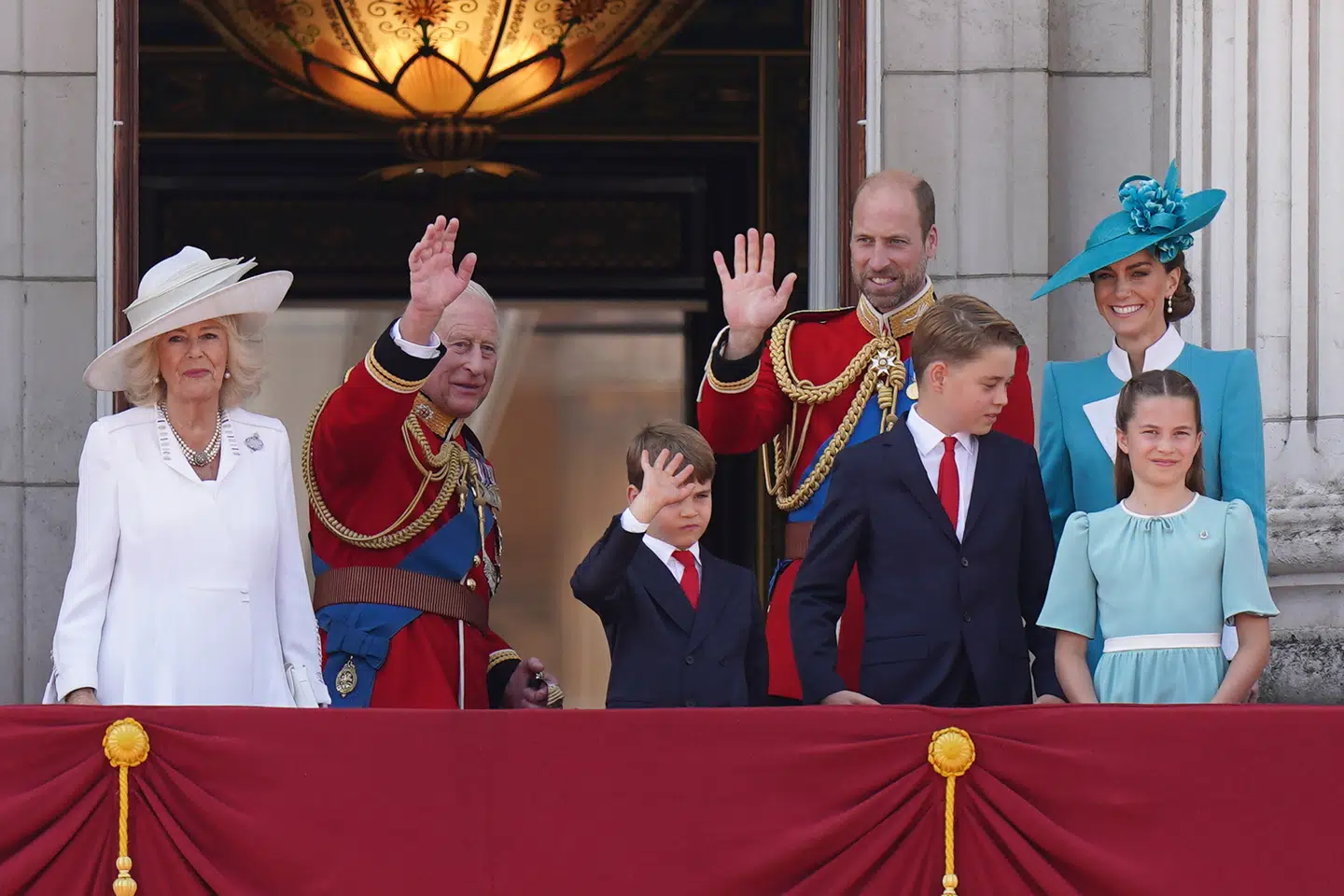 Her ses dronning Camilla, kong Charles, prins William og prinsesse Kate under 'Trooping the Colour' i London den 14. juni. Forrest ses William og Kates børn: Louis, George og Charlotte.