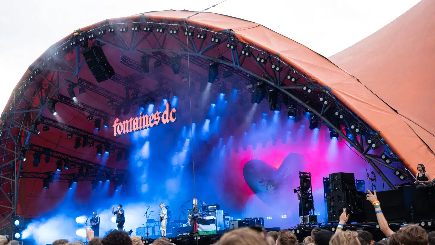 Punkbandet Fontaines D.C. satte onsdag deres Rosekilde Festivalkoncert på pause for at lave en pro-palæstinensisk og anti-israelsk aktion.