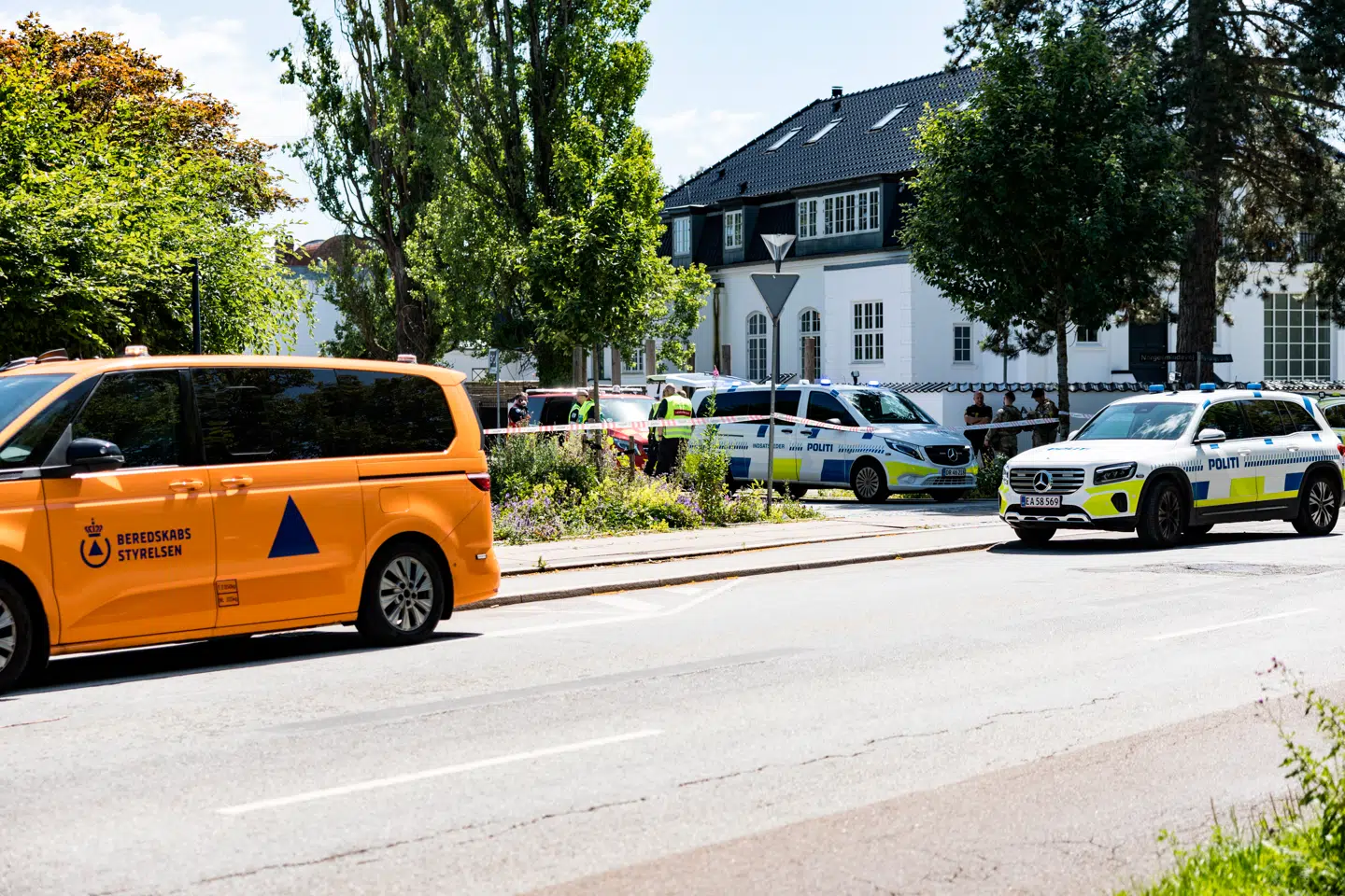 Politi og ambulance er til stede nær ambassaden.