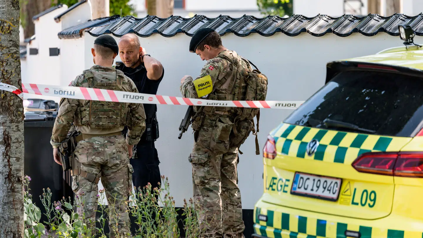 Politi og ambulance er til stede ved Norgesmindevej og har afspærret Lundevangsvej i Hellerup torsdag.