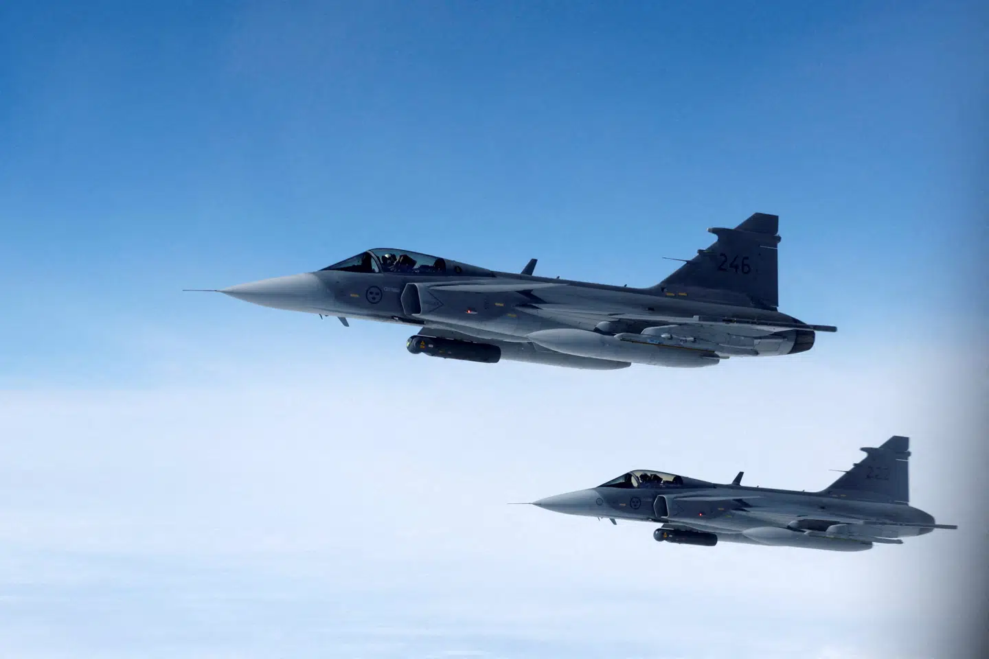 Saab har specialiseret sig inden for avancerede forsvars- og sikkerhedssystemer. En hjørnesten er kampflyet Gripen (Griffen, red.), som sælges til flere lande og genererer langsigtede service- og opgraderingsaftaler.