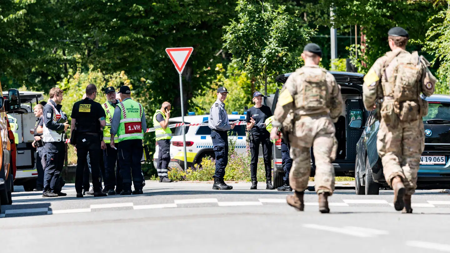 »Alt er spærret af, også sideveje. Det er helt umuligt at komme i nærheden af ambassaden. Der er politi på alle strækninger i området,« fortæller B.T.s journalist ved den israelske ambassade.
