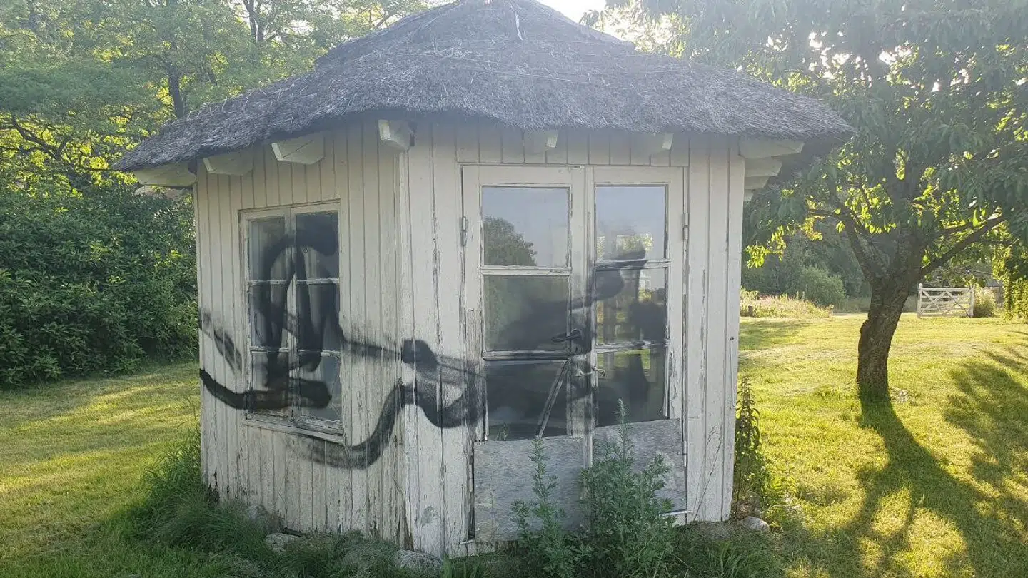 Også familiens udehus fik en omgang maling.