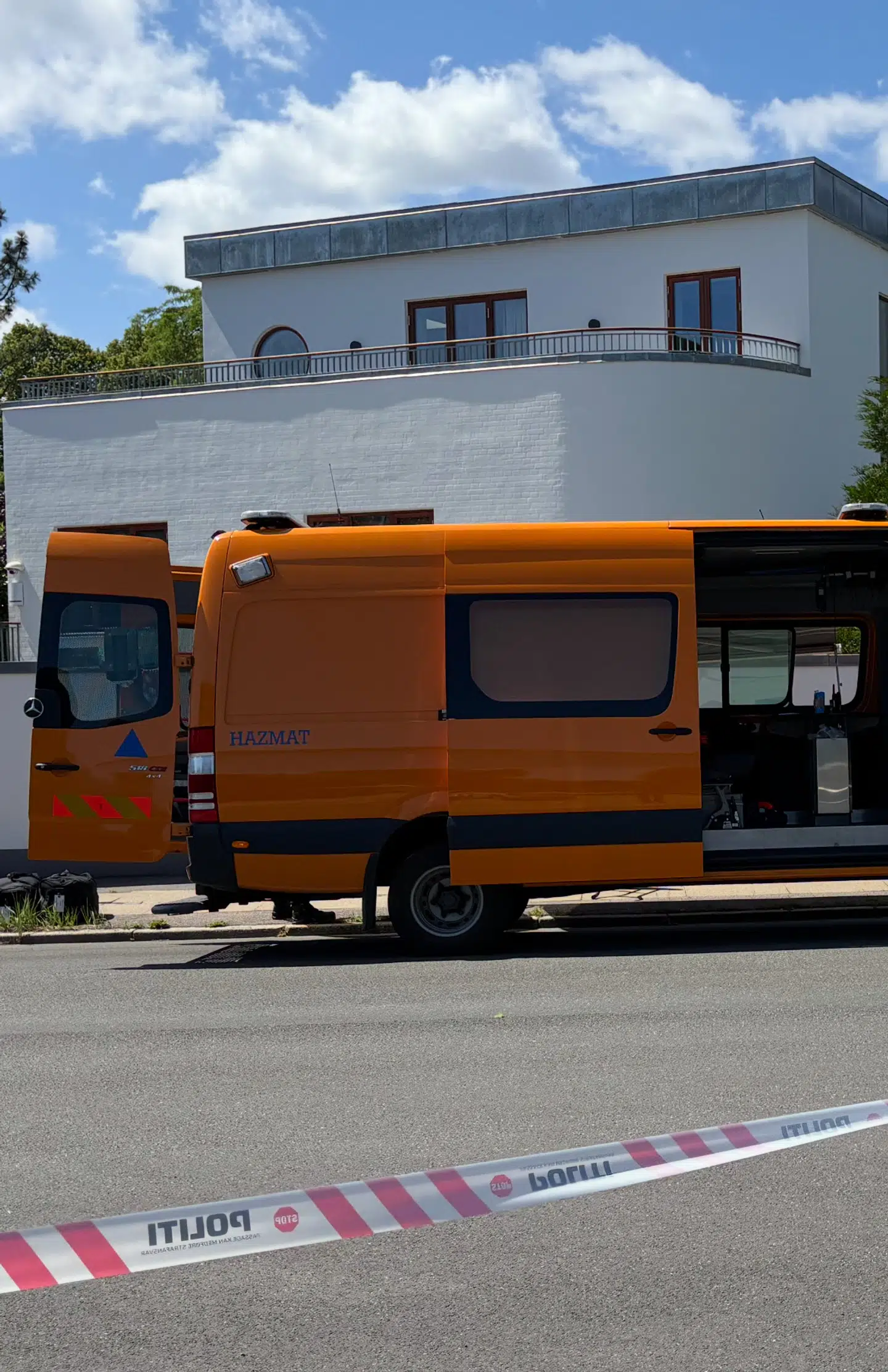 Bag politiets afspærringer er også et køretøj fra Beredskabsstyrelsens såkaldte HazMat-beredskab. Det kan med kort varsel rykke ud over alt i landet og assistere under indsatser, hvor der er mistanke om tilstedeværelse af farlige kemiske stoffer.