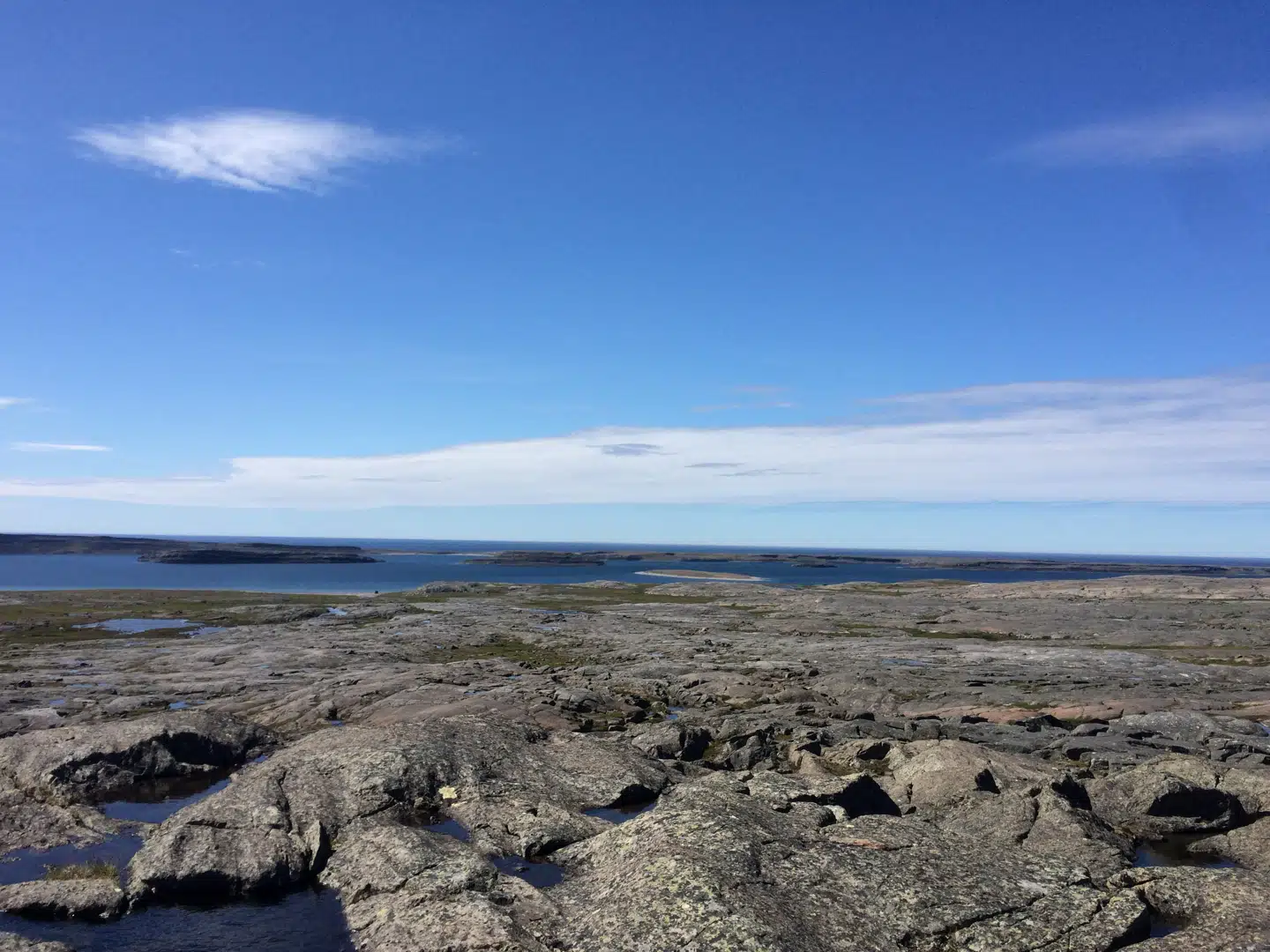 Klipperne ved Canadas arktiske Hudsonbugt ser ikke ud af noget særligt. Men de er enestående og kan løfte en del af sløret for de første kapitler i bogen om Jordens lange historie.