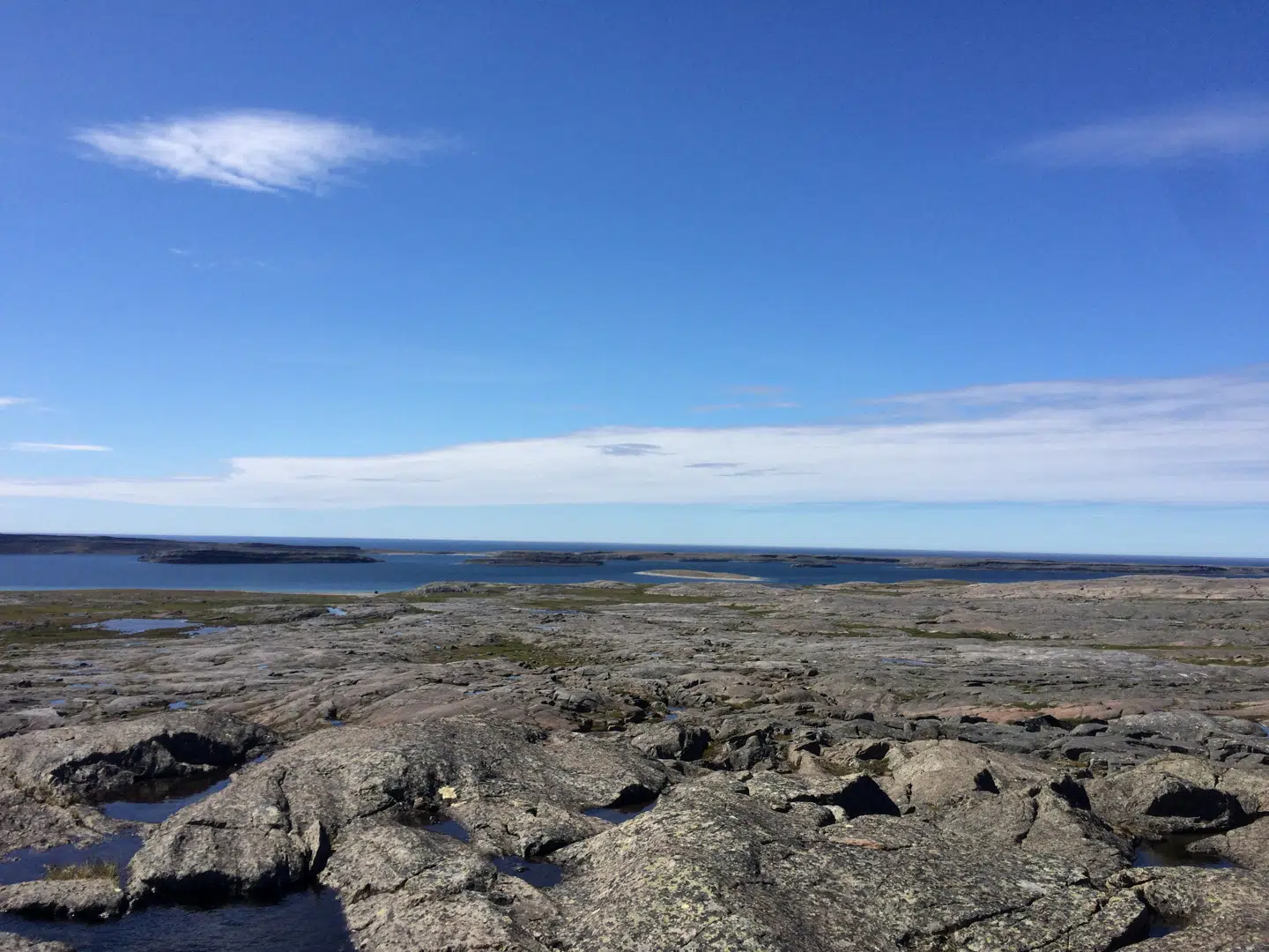 Klipperne ved Canadas arktiske Hudsonbugt ser ikke ud af noget særligt. Men de er enestående og kan løfte en del af sløret for de første kapitler i bogen om Jordens lange historie.