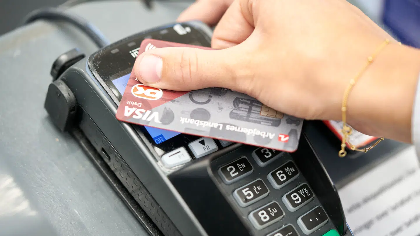 Der er lige nu store problemer med at bruge betalingskort en række steder i Danmark, oplyser Nets.