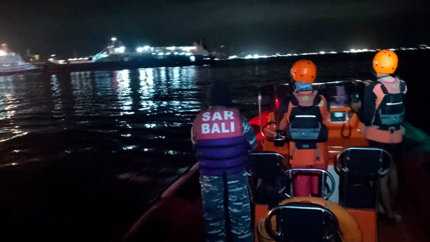 På billedet ses nogle af de redningsfolk, der leder efter ofre, efter en færge kæntrede i vandet ud for Bali i Indonesien i start juli.