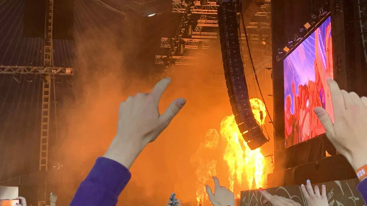 Aphaca gav alt hvad de havde og skød til sidst med flammer.