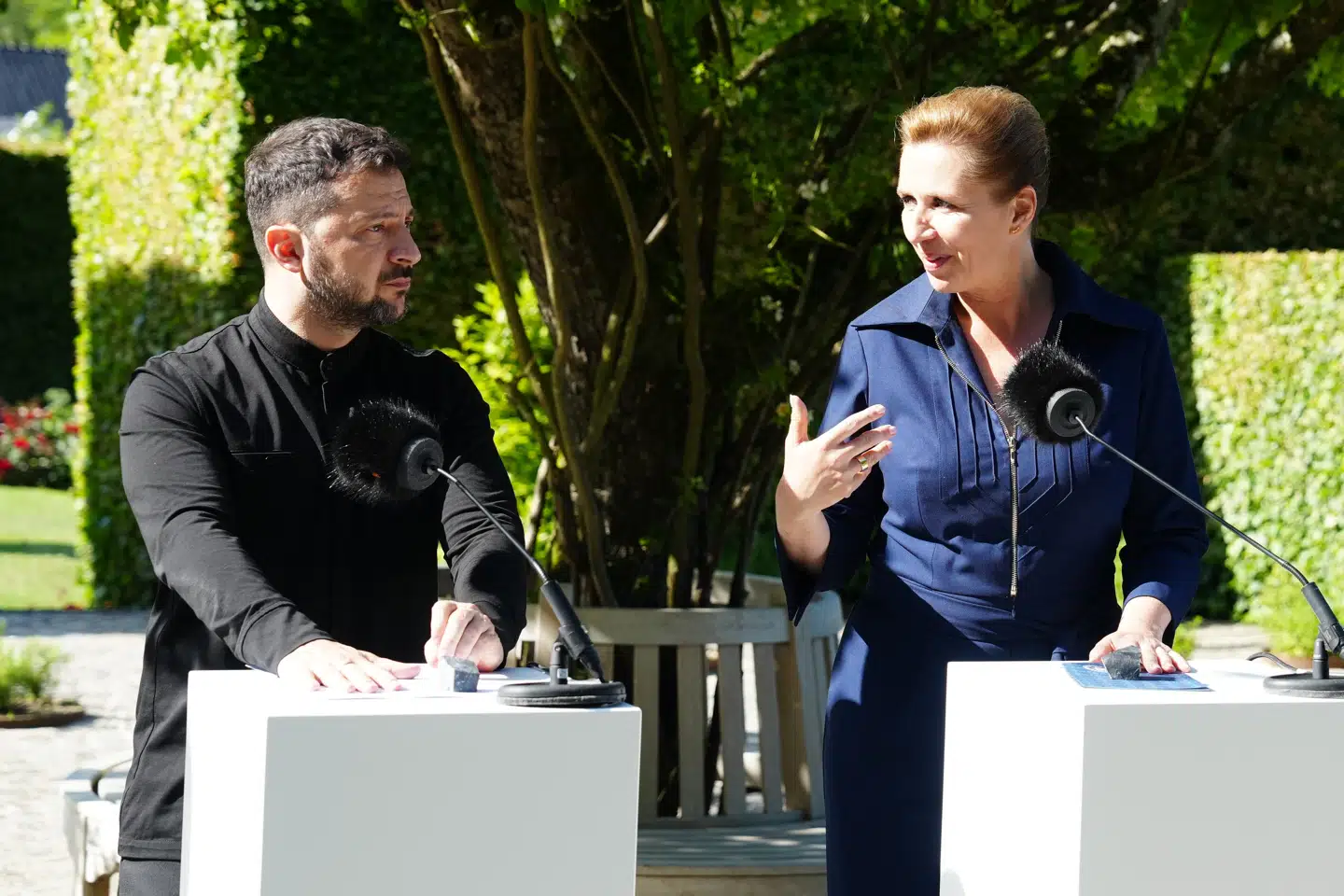 På et fælles pressemøde på Marselisborg Slot i Aarhus med Mette Frederiksen (S) siger den ukrainske præsident, Volodymyr Zelenskyj, at det har været svært for Ukraine at komme så langt med reformerne, som skal føre landet til EU-medlemskab.