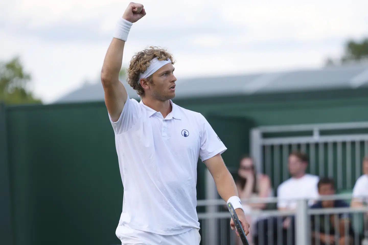 På en propfyldt bane 12 på Wimbledons anlæg leverede August Holmgren igen en overraskelse og spillede sig videre til tredje runde.