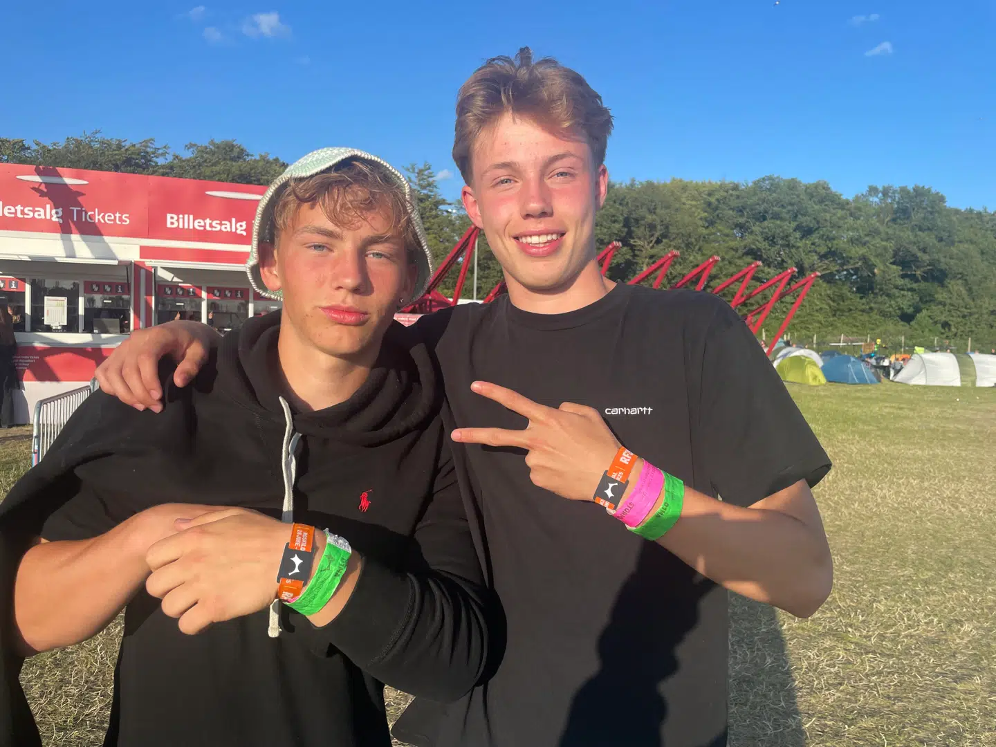 Vennerne Storm Lindberg og Jeppe Brinkmann på 17 og 18 år er store D1MA-fans og skal stå forrest til den mystiske danske kunstners koncert på Roskilde Festivals hovedscene kl. 1 om natten til fredag. Foto: Lykke Buhl.