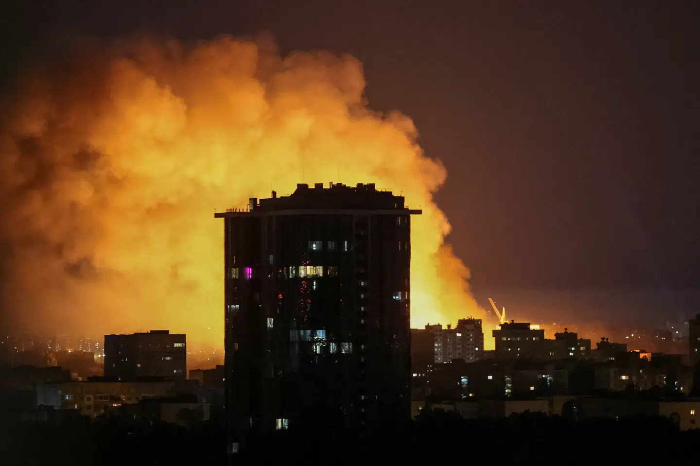Der er brand i både bygninger og biler i flere af Kyivs bydele efter et flere timer langt russisk droneangreb på byen. Der er også sket skader på jernbanenettet.
