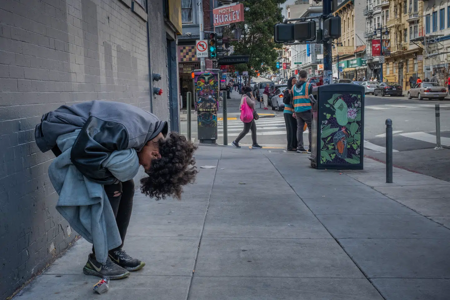 Forskere og regeringen advarer nu mod nye syntetiske opioider, kaldet nitazener, som vurderes at være langt stærkere og farligere end andre stoffer. Nitazener nævnes også i sammenhæng med et andet syntetisk opioid fentanyl, som har været en væsentlig faktor i den enorme opioidkrise i USA.