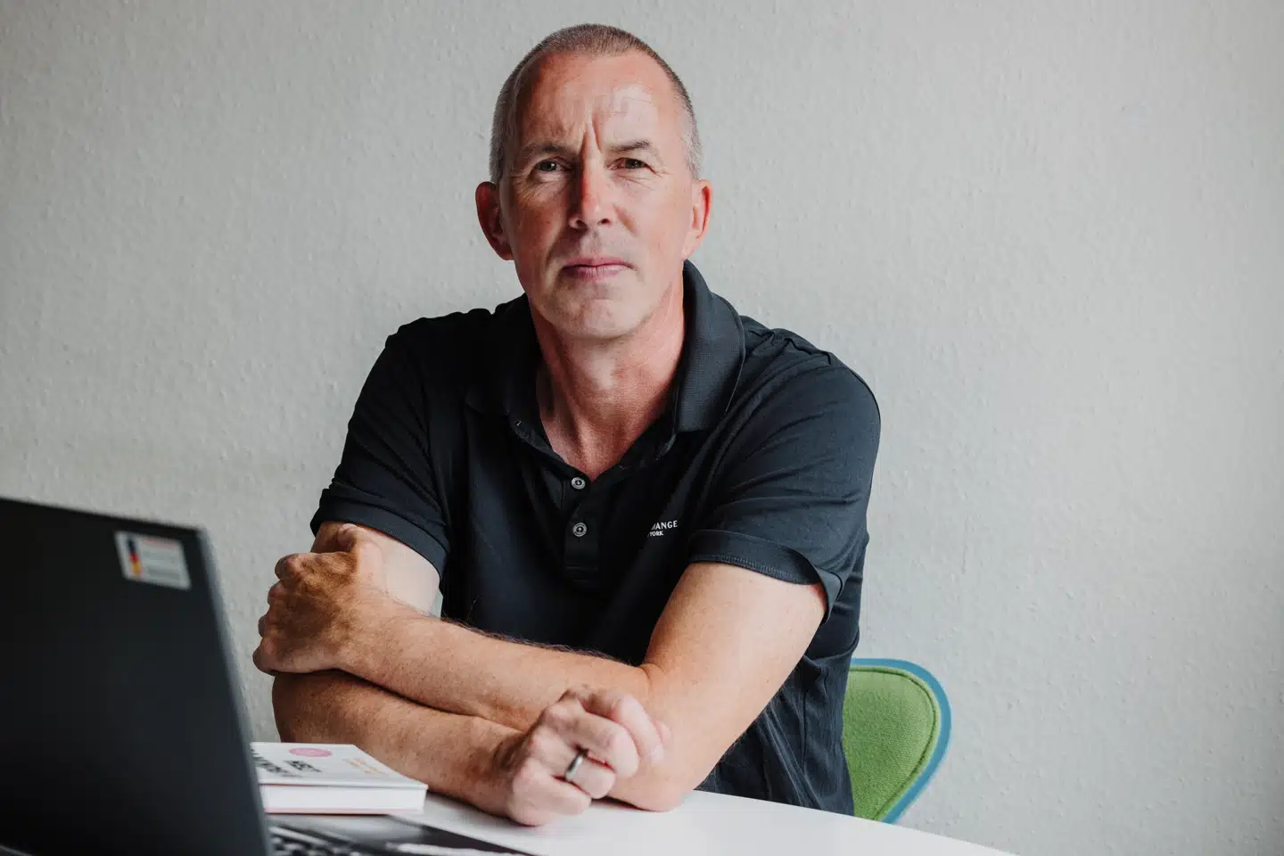 Dennis Lindholm Nielsen møder i sit job unge mennesker, der har et stort forbrug af porno. Det kan gå ud over kæresterelationer og forventninger til egen seksualitet.