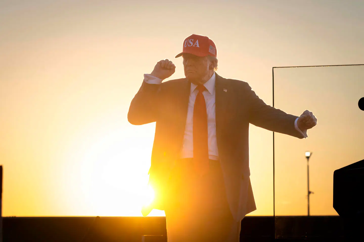 Trump har lovet amerikanerne en »hot« økonomi med rekordhøj vækst. Harvard-økonom Kenneth Rogoff advarer dog om, at præsidentens planer om massive stimuleringstiltag og aggressive dereguleringer snarere vil føre til inflationspres end økonomisk succes – en risiko, Trump måske er villig til at tage for at sikre republikansk sejr ved midtvejsvalget.