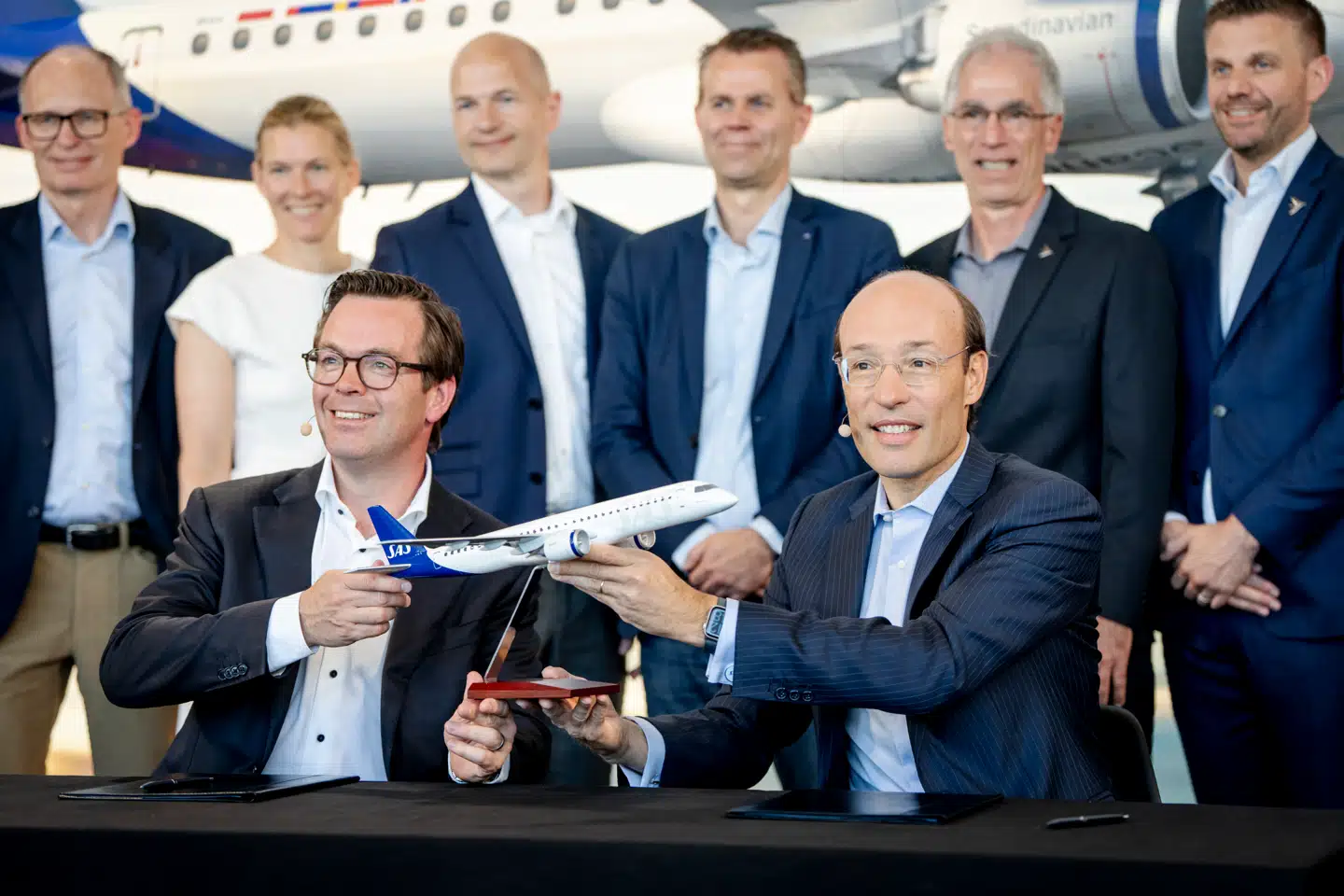 SAS-topchef Anko van der Werff (til højre) præsenterede tirsdag købet af op mod 55 nye passagerfly fra brasilianske Embraer. Han kaldte ordren »et stort skridt i transformationen af SAS« – og der er da også tale om den største enkeltstående flyordre for selskabet siden 1996.