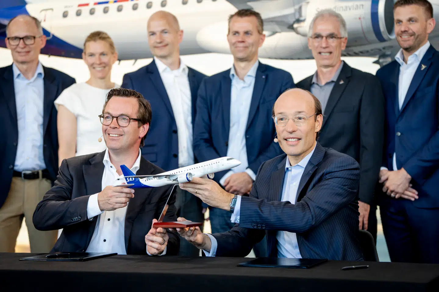 SAS-topchef Anko van der Werff (til højre) præsenterede tirsdag købet af op mod 55 nye passagerfly fra brasilianske Embraer. Han kaldte ordren »et stort skridt i transformationen af SAS« – og der er da også tale om den største enkeltstående flyordre for selskabet siden 1996.
