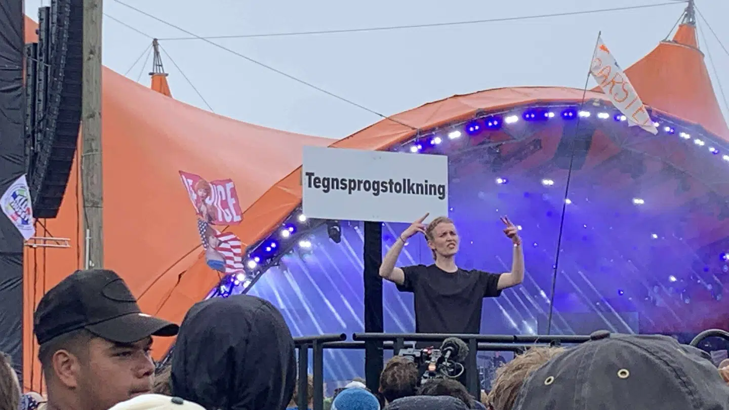 Tegnsprogstolken i aktion under Artigeardit på Orange scene.