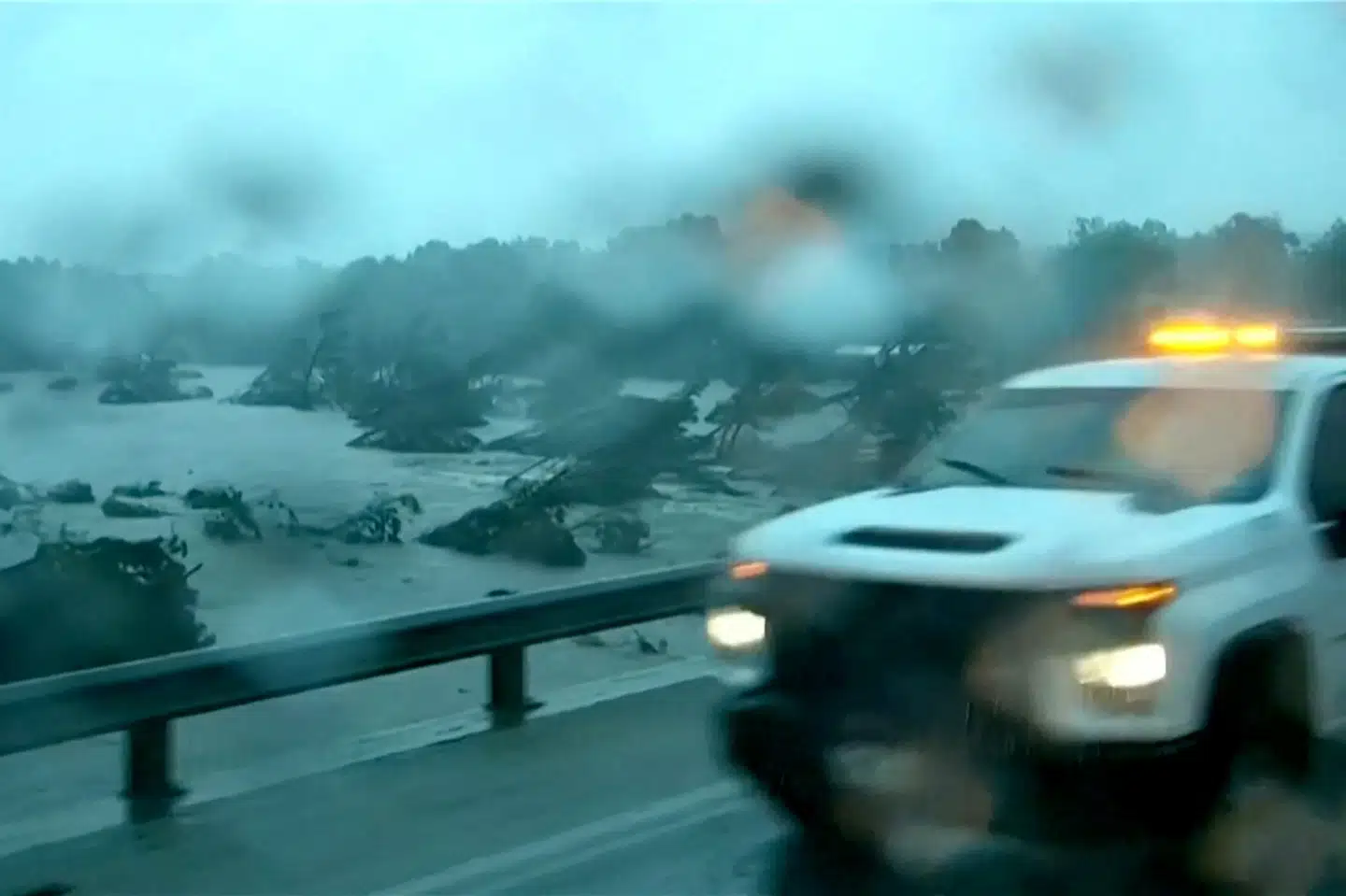 Oversvømmelser ved Guadalupe-floden i Texas har fredag kostet mindst 13 personer livet.