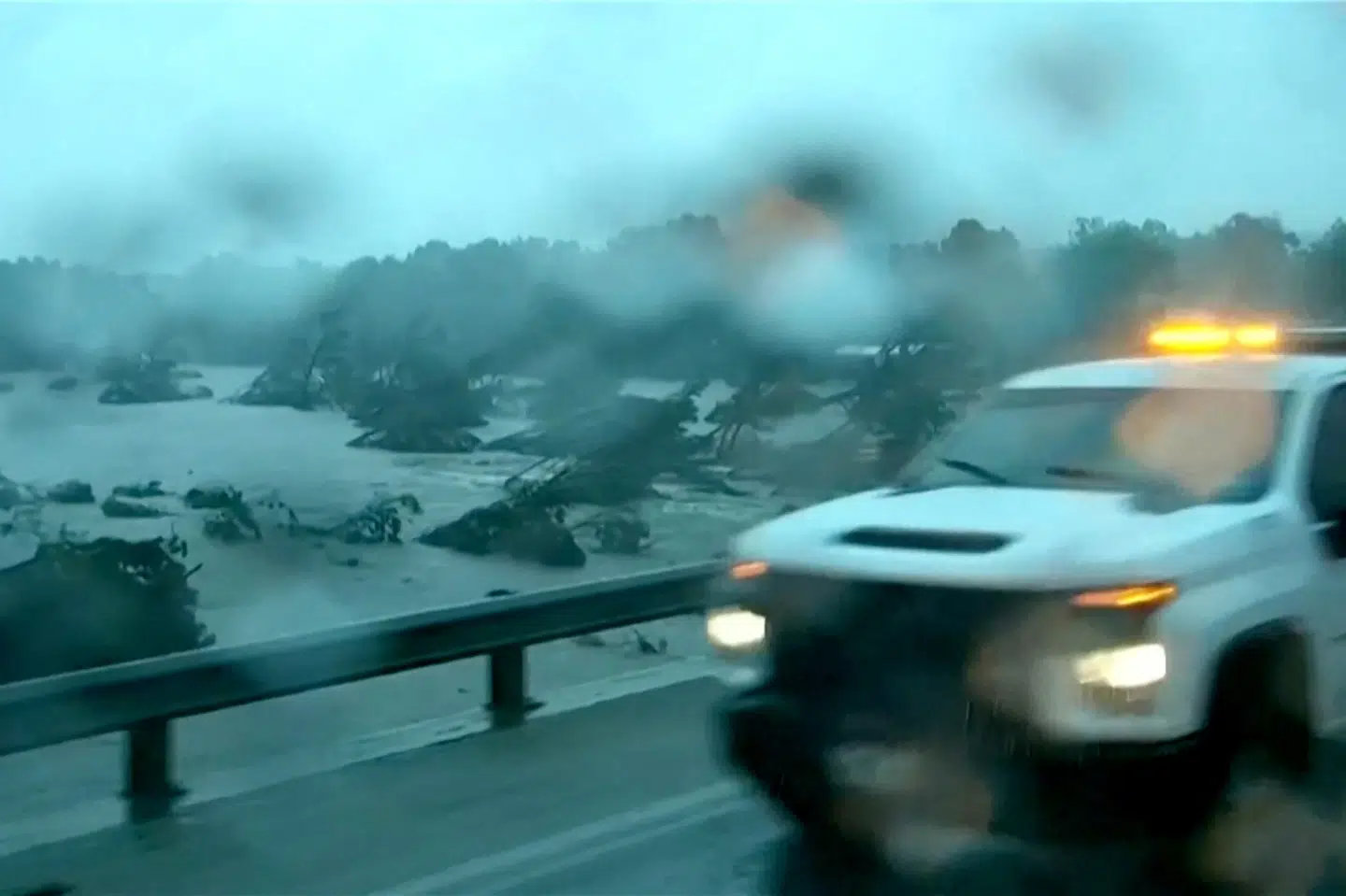 Oversvømmelser ved Guadalupe-floden i Texas har fredag kostet mindst 13 personer livet.