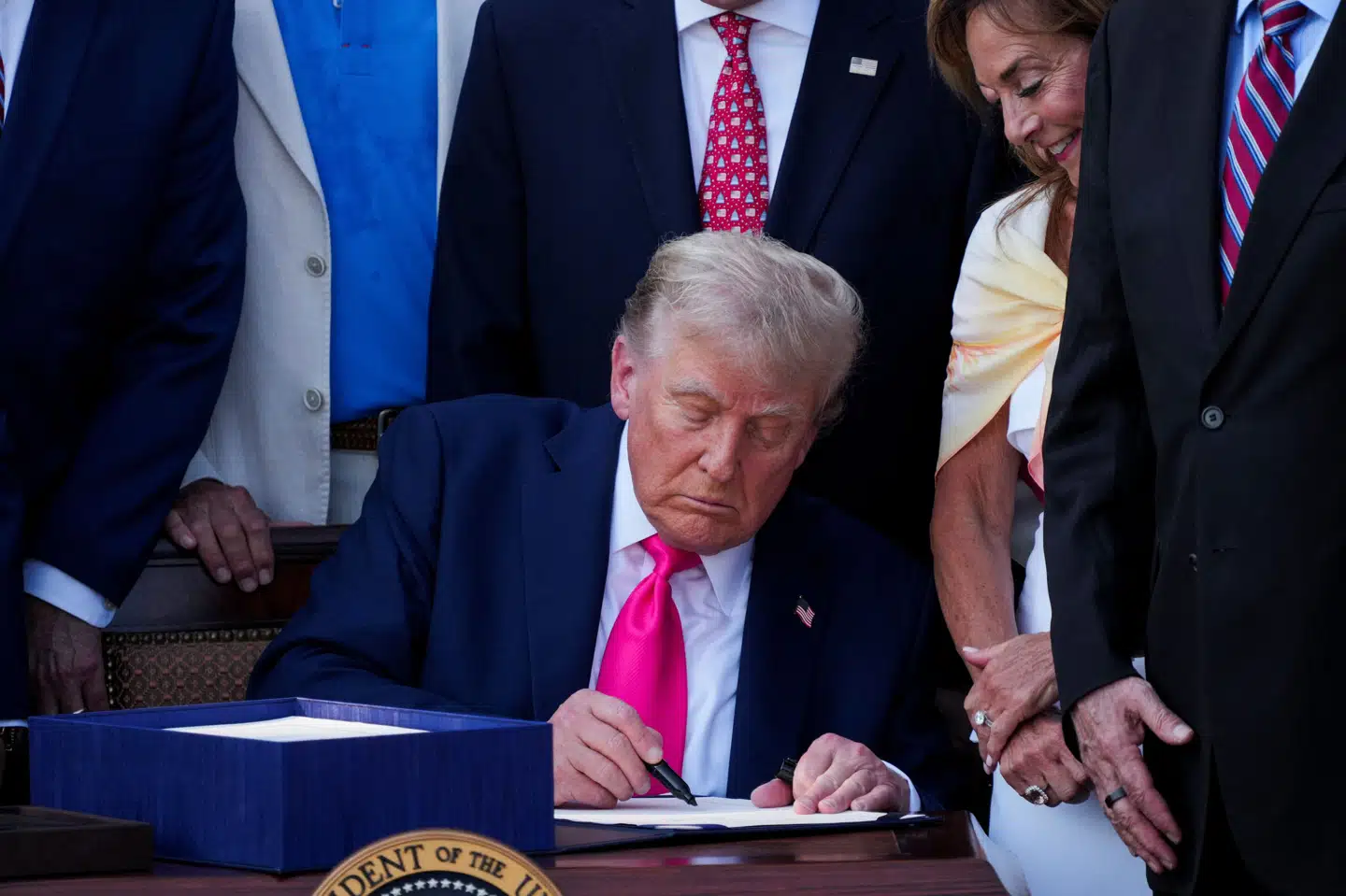 Donald Trump underskriver lovpakken ved en ceremoni ved Det Hvide Hus.
