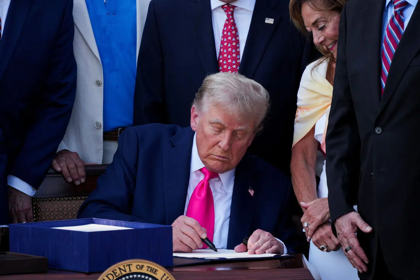 Donald Trump underskriver lovpakken ved en ceremoni ved Det Hvide Hus.