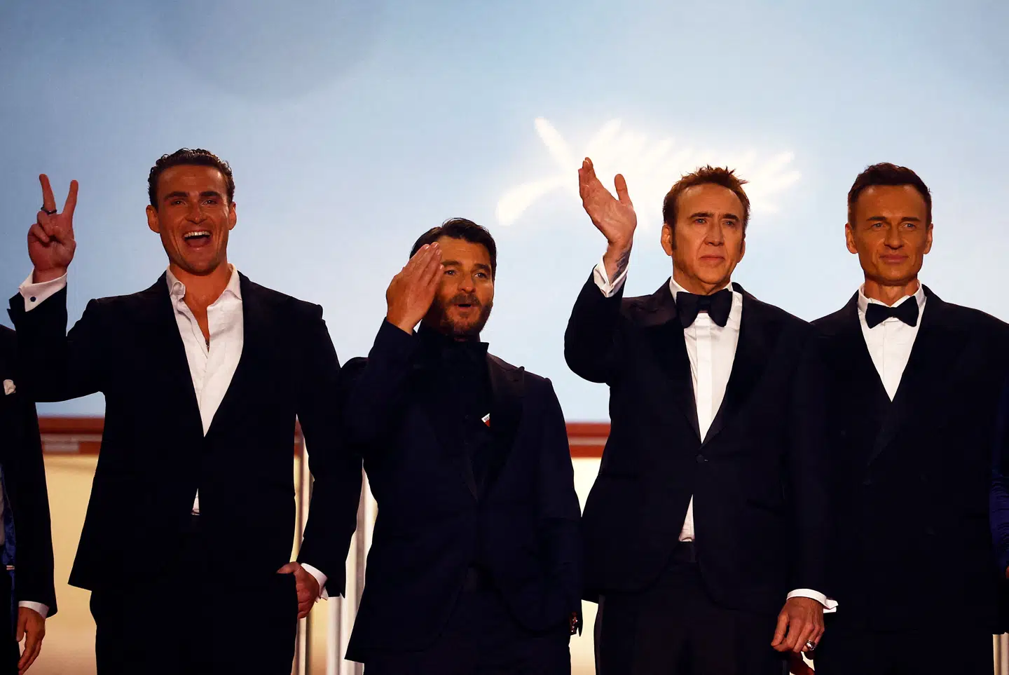 Julian McMahon ses her yderst til højre ved siden af Nicolas Cage under premieren på filmen 'The Surfer' i maj sidste år under Cannes-festivalen.