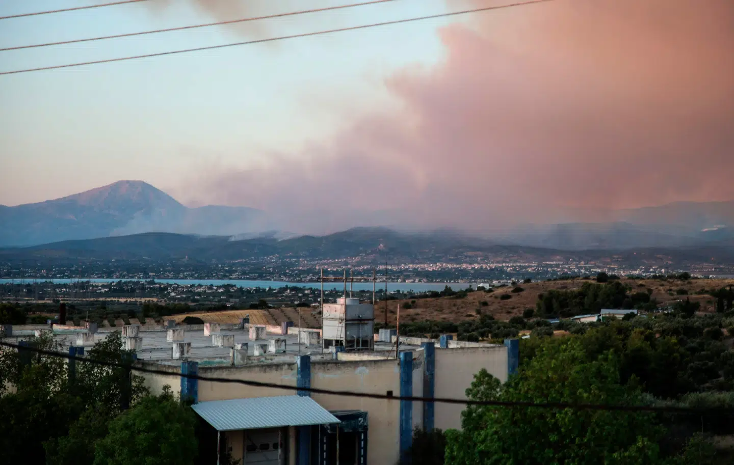 Skovbrandene kan ses fra landsbyerne Perissa og Afrati i det centrale Evia.