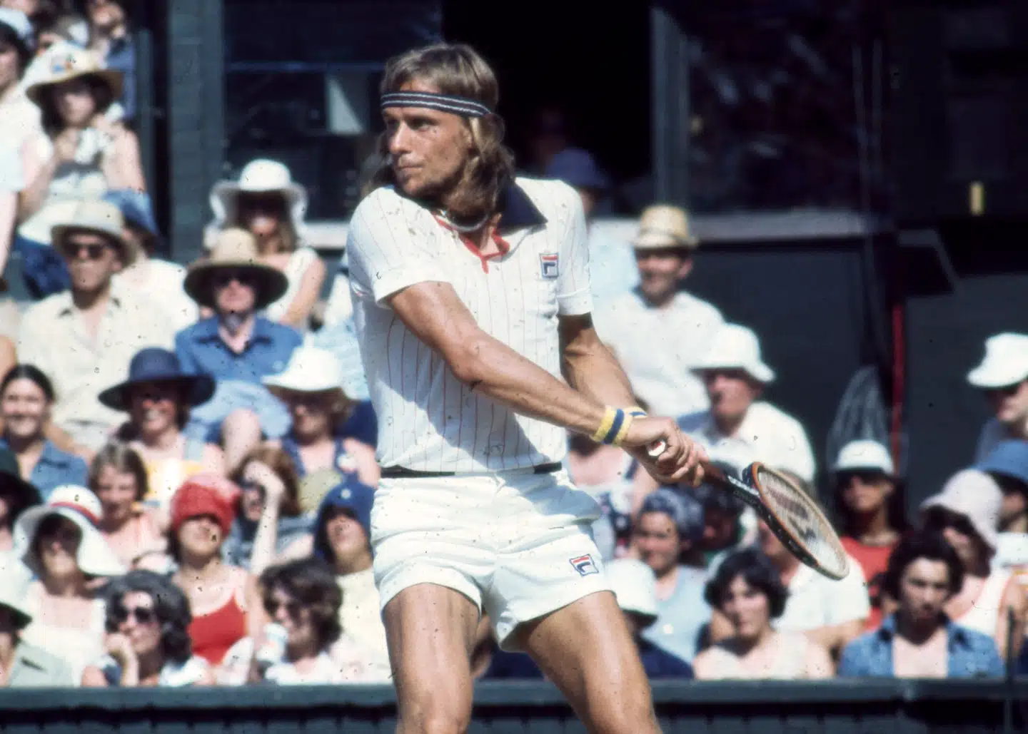 Den svenske tennisstjerne Björn Borg i hvidt Fila-sæt ved Wimbledon i 1976. Foto: Shutterstock Editorial, Scanpix