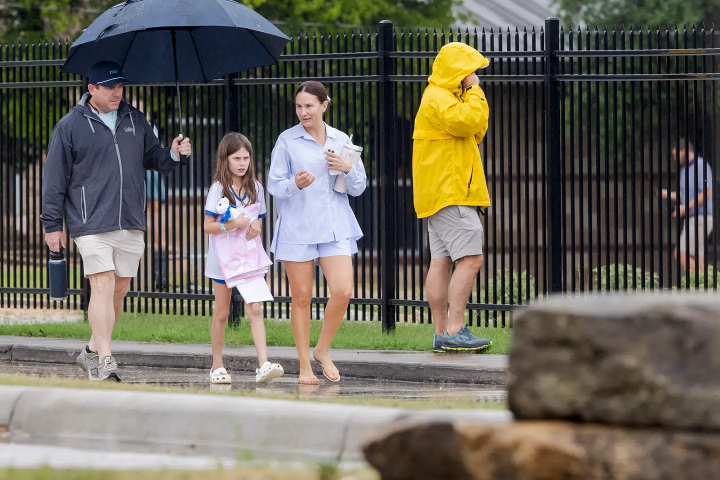 Et forældrepar forlader Ingram Elementary School, efter at være blevet genforenet med deres datter.