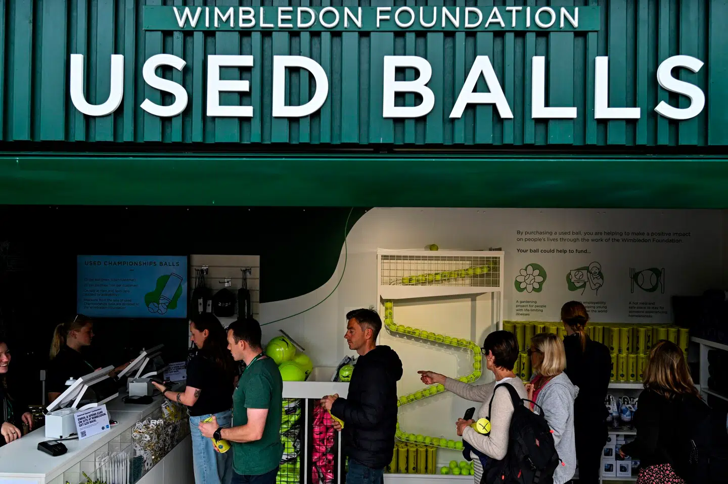 Folk står i kø til at købe brugte tennisbolde. Andrej Isakovic, Scanpix