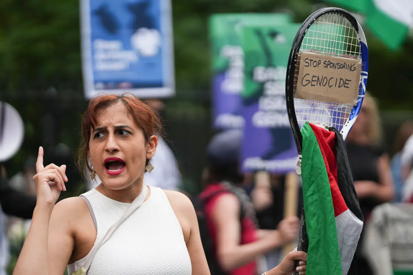 Pro-palæstinensisk demonstrant står foran indgangen til Wimbledon mandag 1. juli 2025. Foto: Mosa'ab Elshamy, Scanpix